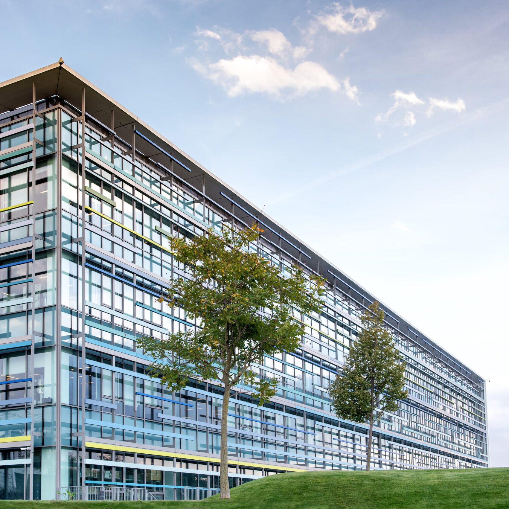 large-high-rise-modern-office-building-2021-08-26-22-34-31-utc-min